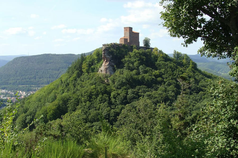Deutschland-Pfaelzerwald-Gebaude-auf-einem-Bergjpg