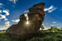 Deutschland-Pfaelzerwald-Sonne-scheint-durch-Felsenjpg