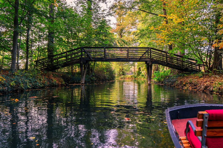 Deutschland-Spreewald-Holzbrucke-uber-den-Kanal