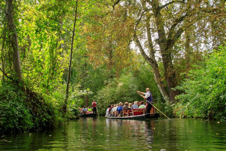 Deutschland-Spreewald-zwei-Gruppenboote-auf-dem-Kanal