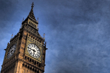 Big Ben mit tief blauen Himmel