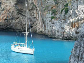 Das Segelschiff liegt in einer Bucht vor Mallorca